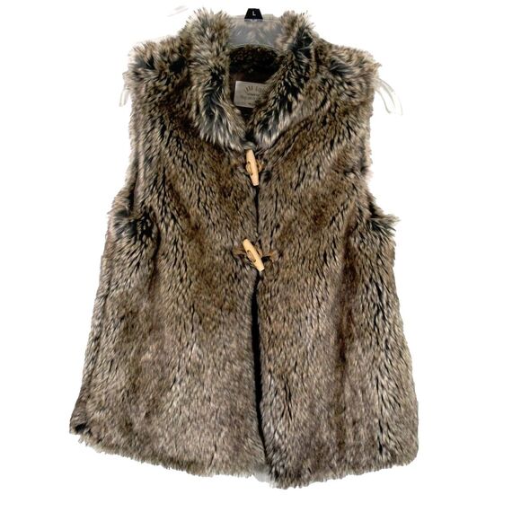 Zara Other - Zara Girls Faux Fur Vests Size 11/12 Sleeveless Outerwear 2 Button Lined